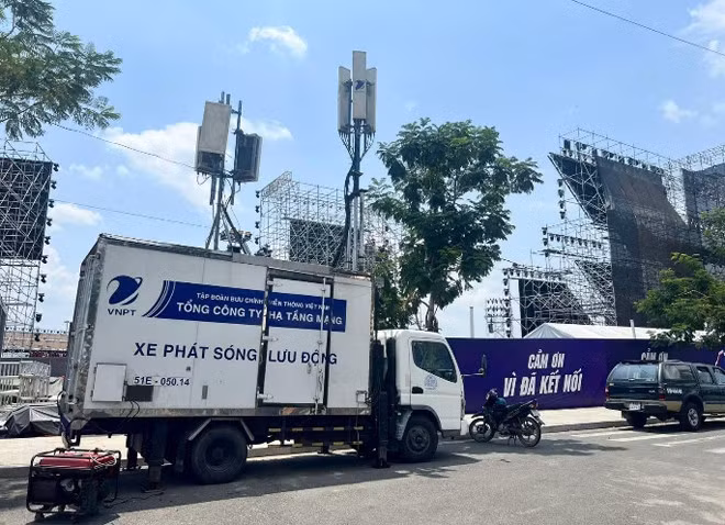 Các nhà mạng được yêu cầu chủ động triển khai các giải pháp đảm bảo thông suốt thông tin liên lạc, nhất là tại các khu vực tổ chức lễ hội, bắn pháo hoa, diễu binh, diễu hành và các điểm du lịch đông người. Ảnh minh họa: C.H
