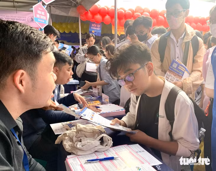 Học sinh tìm hiểu thông tin phương thức xét tuyển đại học tại Ngày hội tư vấn tuyển sinh - hướng nghiệp 2025 do báo Tuổi Trẻ tổ chức - Ảnh: TRẦN HUỲNH