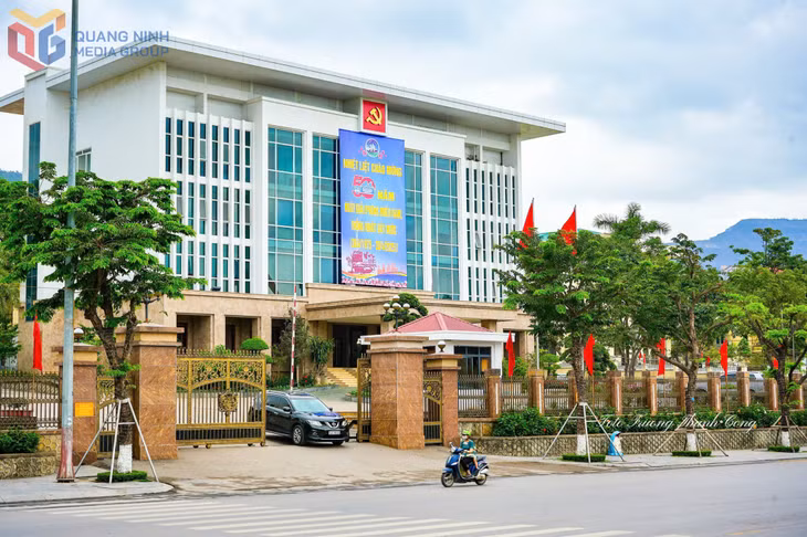 Trụ sở, cơ quan của thành phố Cẩm Phả được treo băng rôn cỡ lớn chào mừng đại lễ.