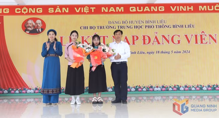 2 học sinh Trường THPT Bình Liêu là những học sinh người DTTS đầu tiên của huyện Bình Liêu được kết nạp Đảng (tháng 5/2024). Ảnh: La Lành (CTV)