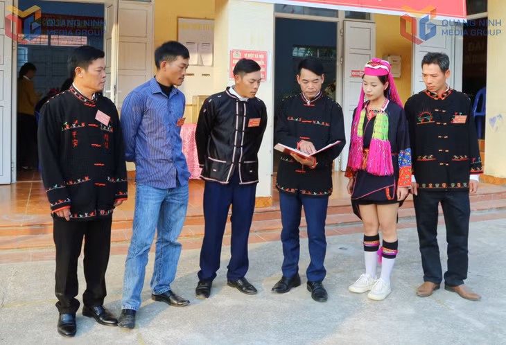 Bí thư Chi bộ, Trưởng thôn Khe Tâm (xã Nam Sơn, huyện Ba Chẽ) Lý Mạnh Thường (thứ 3, phải sang) trao đổi với các đảng viên về công tác phổ biến pháp luật cho người dân trên địa bàn. Ảnh: Nguyễn Thanh