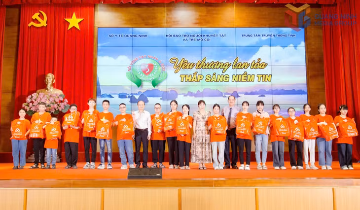Lãnh đạo Hội Bảo trợ NKT-TMC tỉnh cùng nhà hảo tâm tặng quà cho học sinh mồ côi, khuyết tật vượt khó vươn lên tại Lễ phát động "Nối vòng tay nhân ái vì NKT-TMC Quảng Ninh" năm 2025.