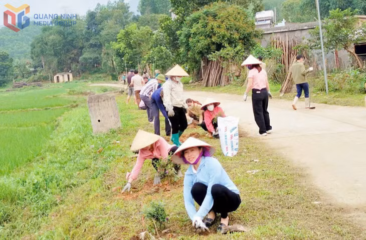 Nhân dân thôn Nà Pá, xã Quảng An, huyện Đầm Hà chung tay dọn dẹp vệ sinh đường làng, ngõ xóm.