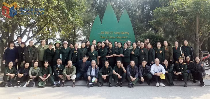 Hội Nữ chiến sĩ Trường Sơn TP Hạ Long cùng các hội viên CCB tham gia hoạt động tri ân tại TP Móng Cái, tháng 2/2023. Ảnh: Đơn vị cung cấp.