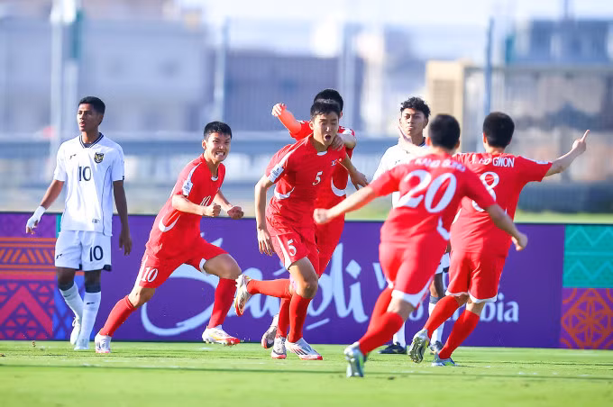 Trung vệ Triều Tiên Choe Song-hun (số 5) mừng bàn mở tỷ số trong trận thắng Indonesia 6-0 ở tứ kết U17 châu Á 2025, tại sân King Abdullah, Arab Saudi ngày 14/4/2025. Ảnh: AFC