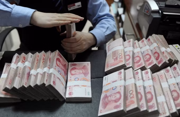 Nhân viên đếm tiền trong một ngân hàng ở An Huy (Trung Quốc). Ảnh: Reuters