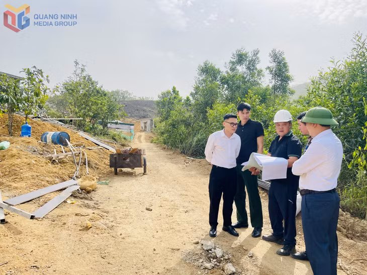 Lãnh đạo Ban Quản lý dự án đầu tư xây dựng thành phố kiểm tra thực tế việc thi công dự án tại xã Đồng Lâm.