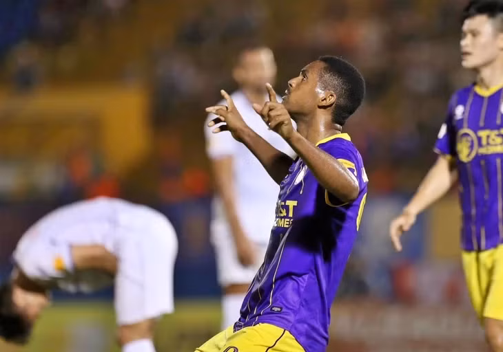 CLB Hà Nội thắng 3-0 trên sân Bình Dương ở vòng 19 - Ảnh: ANH KHOA