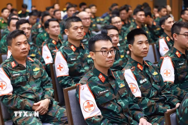 Lực lượng Quân đội nhân dân Việt Nam tham gia hỗ trợ Myanmar khắc phục hậu quả động đất. (Ảnh: Dương Giang/TTXVN)