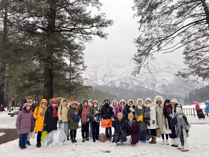Đoàn khách Việt ở núi tuyết Ngọc Long tháng 3. Ảnh: Danh Nam Travel