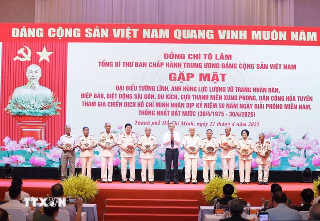 Tổng Bí thư Tô Lâm tặng quà cho các đại biểu. (Ảnh: Thống Nhất/TTXVN)