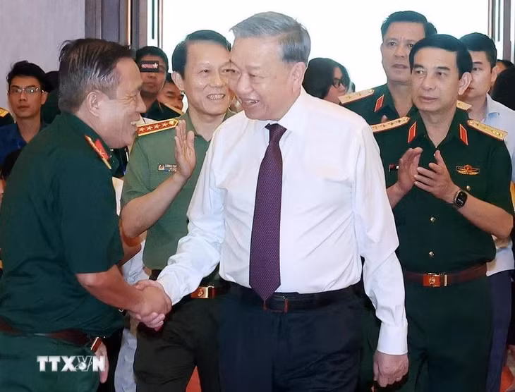 Tổng Bí thư Tô Lâm gặp mặt đại biểu tướng lĩnh, Anh hùng Lực lượng Vũ trang Nhân dân, điệp báo, biệt động Sài Gòn, du kích, cựu thanh niên xung phong, dân công hoả tuyến tham gia chiến dịch Hồ Chí Minh. (Ảnh: Thống Nhất/TTXVN)