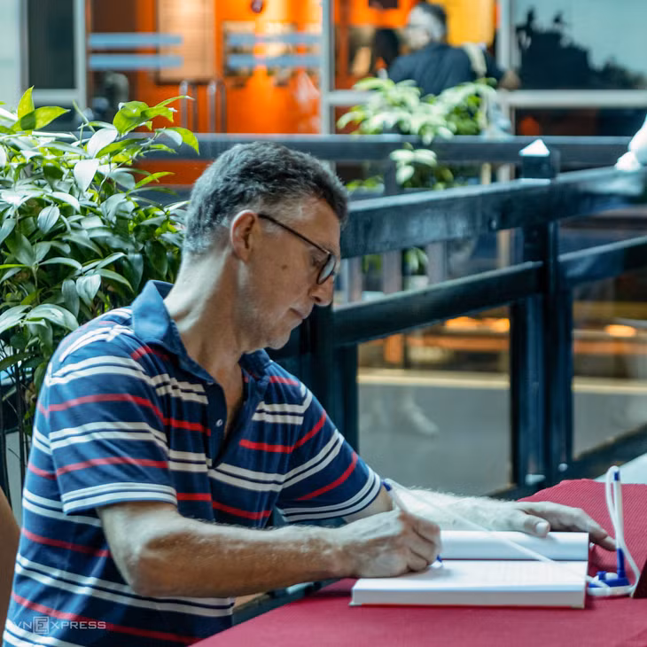 Hans, du khách Đức, đến Việt Nam vào những ngày cận lễ 30/4 và TP HCM là điểm dừng cuối trước khi trở về nước. Ông dành hơn một tiếng thăm Bảo tàng Chứng tích Chiến tranh để hiểu thêm về lịch sử Việt Nam, điều mà trước đây ông "ít biết đến". Trước khi về, Hans nán lại ở bàn cảm tưởng và ghi lại những suy nghĩ sau buổi tham quan.