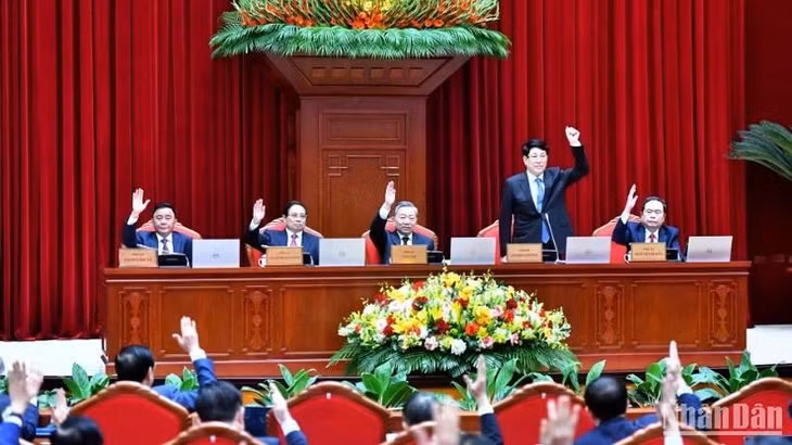 Các đồng chí lãnh đạo Đảng, Nhà nước biểu quyết thông qua Chương trình Hội nghị. (Ảnh: ĐĂNG KHOA)