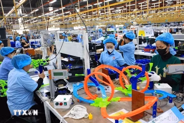 Sản xuất sản phẩm đồ chơi trẻ em của Công ty Trách nhiệm hữu hạn Chế xuất Billion Max Việt Nam, 100% vốn Hong Kong (Trung Quốc), xuất khẩu sang thị trường Mỹ, Pháp, Chi Lê. (Ảnh: Phạm Hậu/TTXVN)