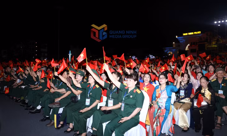 Đông đảo cán bộ, đảng viên, công nhân lao động ngành than, người dân trên địa bàn TP Cẩm Phả đến tham dự lễ kỷ niệm.