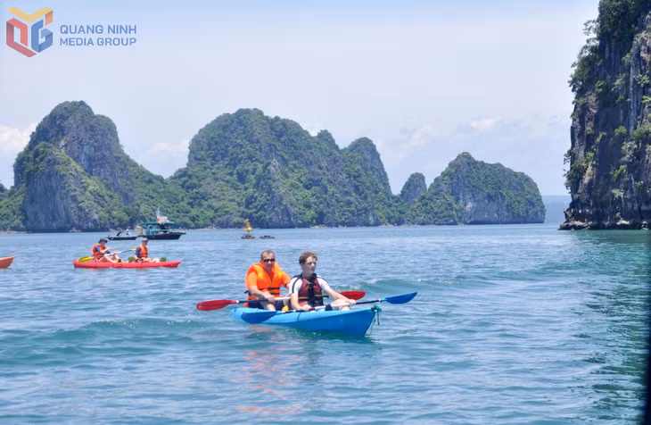 Du khách vui chơi, trải nghiệm tại Di sản thiên nhiên thế giới Vịnh Hạ Long.