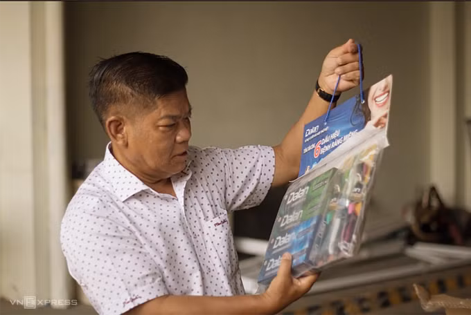 Ông Trịnh Thành Nhơn, người sáng lập Dạ Lan, cầm trên tay những sản phẩm cùng tên. Thương hiệu Dạ Lan được "hồi sinh" từ năm 2009 nhưng không dễ lấy lại chỗ đứng từng có trước đây. Ảnh: Anh Nguyên
