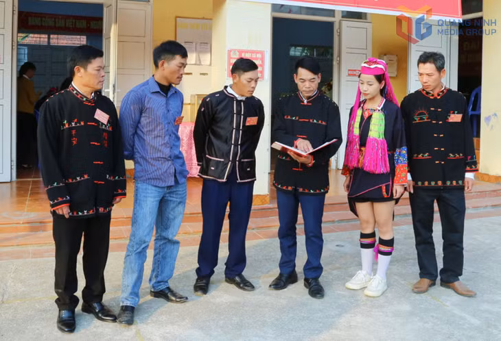 Bí thư Chi bộ, Trưởng thôn Khe Tâm, xã Nam Sơn Lý Mạnh Thường (thứ 3 phải sang) trao đổi với đảng viên về công tác phổ biến pháp luật cho người dân trên địa bàn.