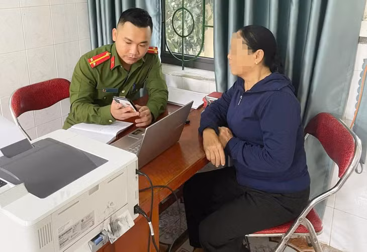 Bà T trình báo với Công an xã Đỉnh Bàn về việc kẻ lừa đảo gọi điện xưng công an yêu cầu bà chuyển 1,2 tỉ đồng. Ảnh: Công an Hà Tĩnh.