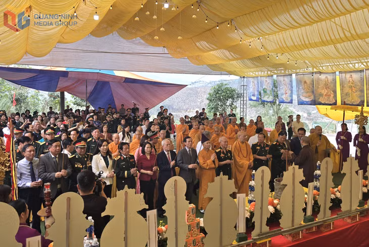 Các đại biểu dâng hương tưởng niệm các liệt sĩ Trung đoàn 5 Yên Tử.
