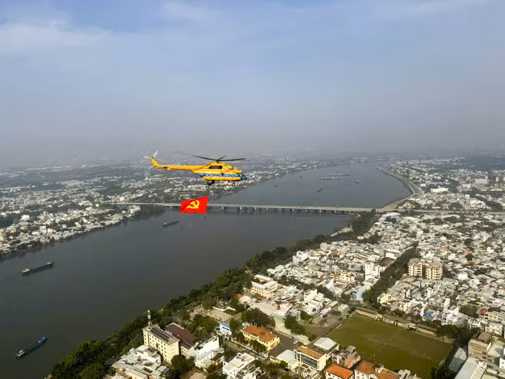 Trực thăng bay kéo cờ trên bầu trời Biên Hòa chuẩn bị cho lễ diễu binh 30-4 - 11
