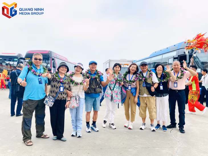 Du khách chụp ảnh lưu niệm. 