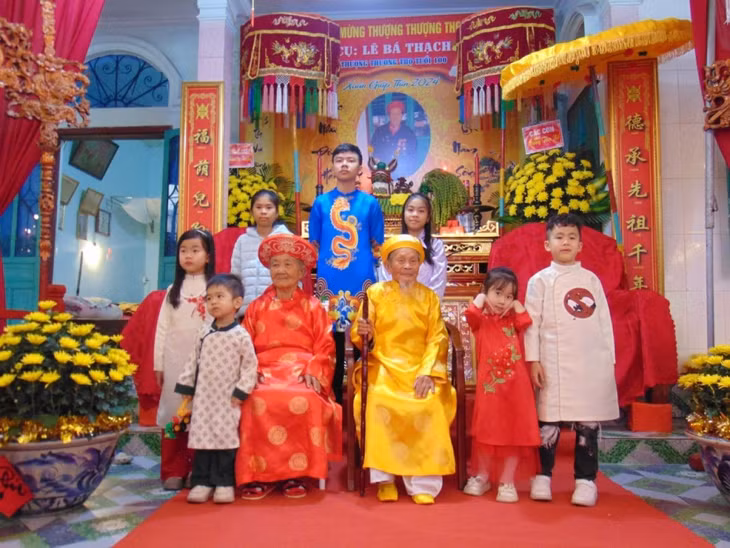 Các cháu sum vầy chúc mừng lễ đại thọ cụ Lê Bá Thạch tròn 100 tuổi và cụ Nguyễn Thị Gái 92 tuổi. Ảnh gia đình cung cấp
