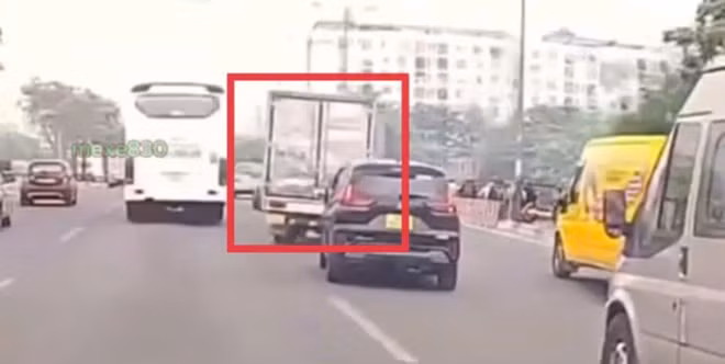 Xe ôtô tải lạng lách trên đường Phạm Văn Đồng, quận Bình Thạnh do ông L.V.P điều khiển. Ảnh: Công an cung cấp
