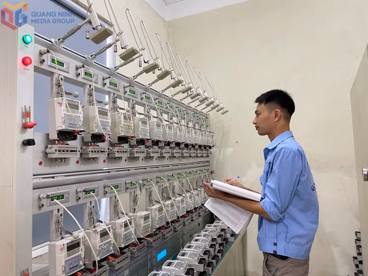 Đo lường chất lượng kiểm định các mẫu công tơ điện tại Trung tâm Kỹ thuật tiêu chuẩn đo lường chất lượng tỉnh.
