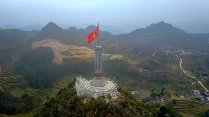 Cột Cờ Lũng Cú nằm ở độ cao gần 1.500m so với mực nước biển, cách điểm cực Bắc Việt Nam khoảng 3,3km đường chim bay, cách thị trấn Đồng Văn 24km. (Ảnh: Thành Đạt/TTXVN)