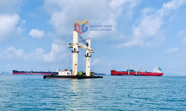 Bốc xếp hàng hóa tại Khu vực cảng Con Ong - Hòn Nét (TP Cẩm Phả). Ảnh: Mạnh Trường