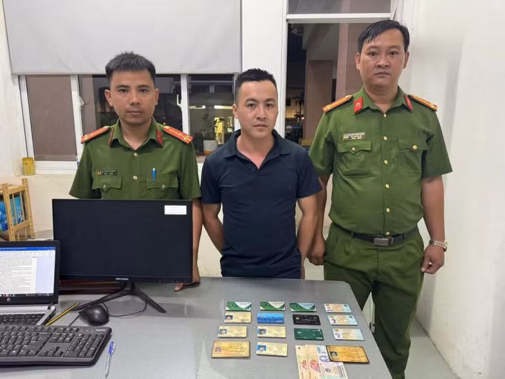 Cảo cùng số tang vật bị Công an bắt giữ.