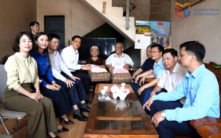 Các đồng chí lãnh đạo tỉnh, huyện tặng quà Mẹ Việt Nam anh hùng Hoàng Thị Sinh.