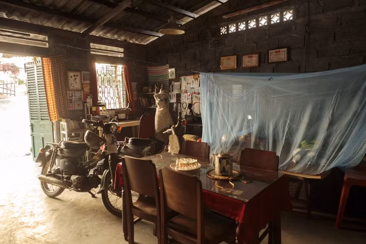Bối cảnh nhà ông Phước được sắp đặt đời thường, dù nghèo nhưng có sự phóng khoáng - Ảnh: ĐPCC