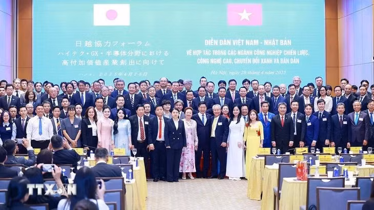 Thủ tướng Phạm Minh Chính và Thủ tướng Nhật Bản Ishiba Shigeru với lãnh đạo các doanh nghiệp tham dự Diễn đàn doanh nghiệp Việt Nam-Nhật Bản. (Ảnh: Dương Giang/TTXVN)