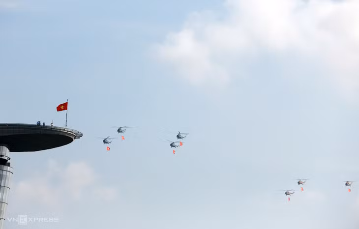 Tiêm kích Su-30MK2 thả bẫy nhiệt trên nóc tòa nhà Bitexco 68 tầng ảnh 13