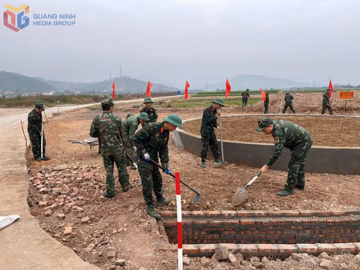CBCS Ban CHQS TP Đông Triều, Trung đoàn 2 (Sư đoàn 395) tham gia xây dựng bồn hoa tại khu phố Bắc Sơn, phường Bình Khê (TP Đông Triều). Ảnh: Văn Đảm (Bộ CHQS tỉnh)