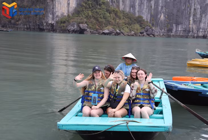 Du khách nước ngoài hào hứng khám phá Vịnh Hạ Long. 