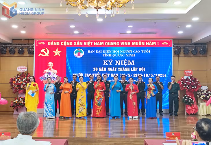 Tiết mục văn nghệ của các thành viên Hội NCT phường Hồng Hà, TP Hạ Long. 