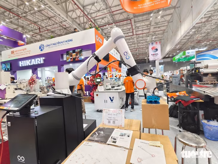 Cánh tay robot hiện đại có khả năng nâng, hạ thùng các tông với tải trọng lên đến 30kg được giới thiệu tại triển lãm - Ảnh: NHẬT XUÂN