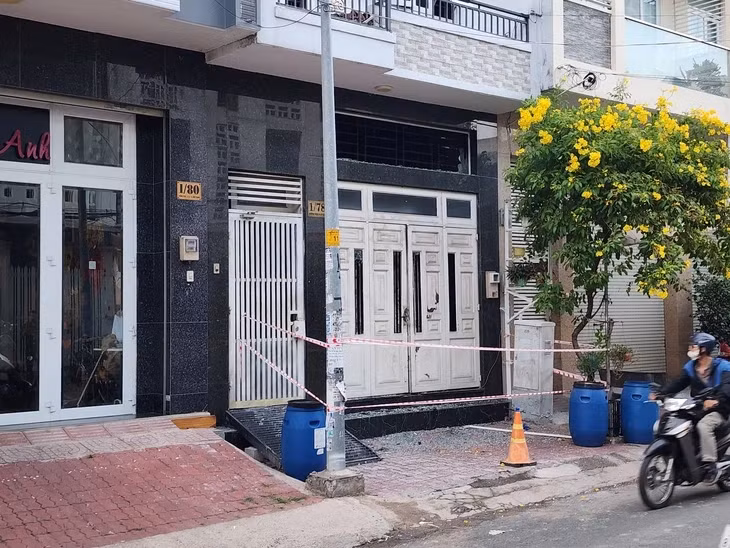 Ngọn lửa xuất phát từ tầng trệt của căn nhà - Ảnh: MINH HÒA