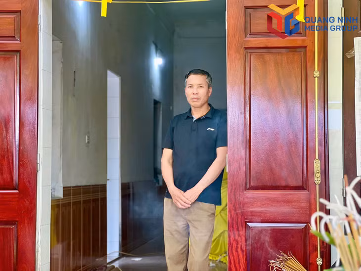 Bố đẻ Liệt sỹ Nguyễn Đăng Khải lặng lẽ đứng nhìn về phía linh cữu con trai.