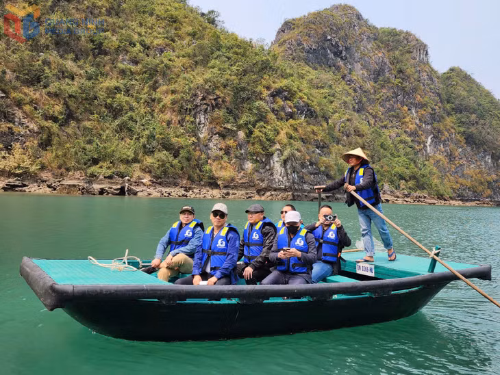 Đoàn khảo sát trải nghiệm chèo đò tại khu vực Cửa Vạn.