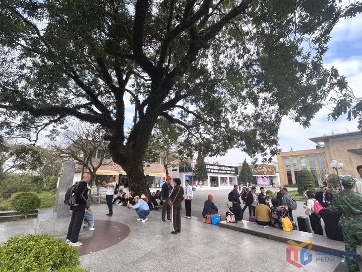 Du khách chụp ảnh check-in tại Cửa khẩu quốc tế Móng Cái.