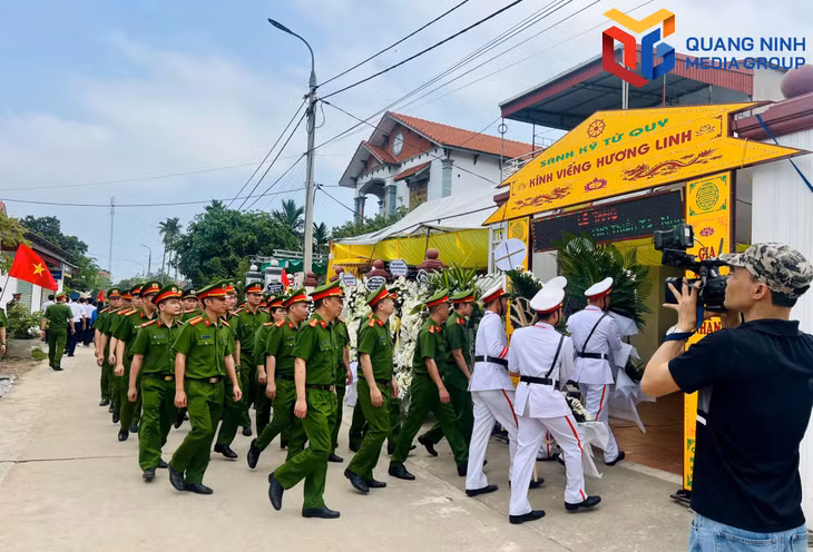 Dòng người nối nhau vào viếng Liệt sỹ, Thiếu tá Nguyễn Đăng Khải.