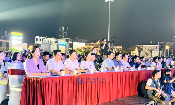 Lãnh đạo UBND tỉnh, sở, ngành và địa phương tham dự lễ tổng duyệt.