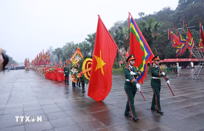 Đoàn dâng hương khởi hành lên núi Nghĩa Lĩnh. (Ảnh: Quốc Khánh/TTXVN)