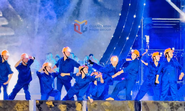 và hạnh phúc trong cuộc sống đời thường được tái hiện trên sân khấu chính.