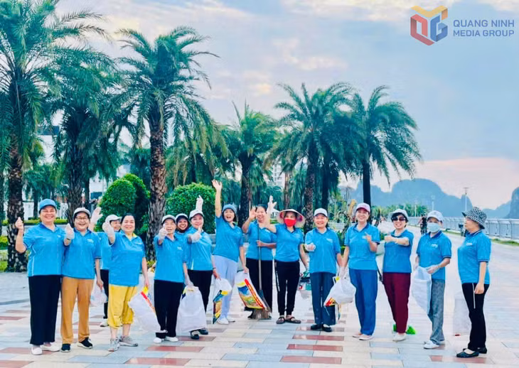 Tại các xã, phường trên địa bàn thành phố thường xuyên tổ chức phong trào "Ngày chủ nhật xanh" để huy động nhân dân cùng làm sạch VSMT.